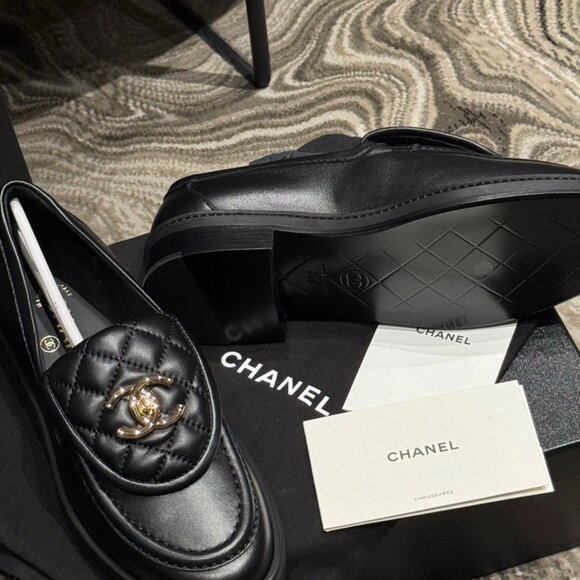 CHANEL Quilted Black Loafers with Gold Logo CHANEL - Picture 3 of 3